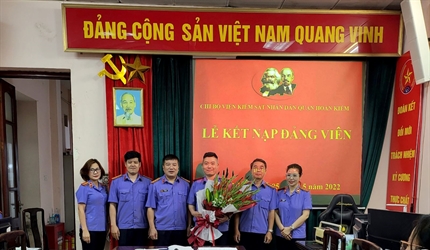 Chi bộ Viện KSND quận Hoàn Kiếm tổ chức Lễ kết nạp Đảng viên mới